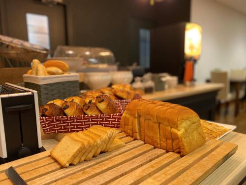 a table with a bunch of different types of bread at SHELDER Hôtel - CHERBOURG EN COTENTIN - Equeurdreville in Cherbourg en Cotentin