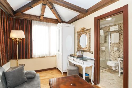 A bathroom at Best Western Empire Palace Hotel & Spa