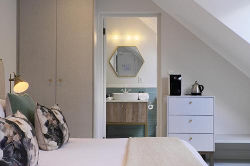 Katil atau katil-katil dalam bilik di Chapter House Boutique Hotel by The Living Journey Collection