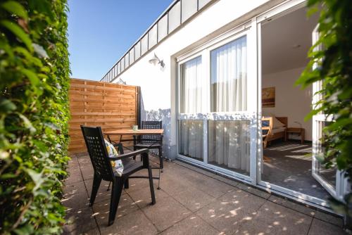 a patio with a table and chairs on a balcony at Hotel Phönix in Rastatt