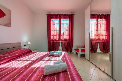 1 dormitorio con cortinas rojas y 1 cama con espejo en Villa Sunset, en Capitana