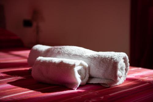 una pila de toallas sentadas encima de una cama en Villa Sunset, en Capitana