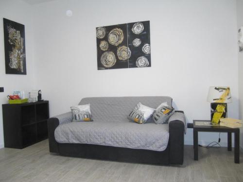 salon z kanapą i stołem w obiekcie Near Milan w mieście Sesto San Giovanni