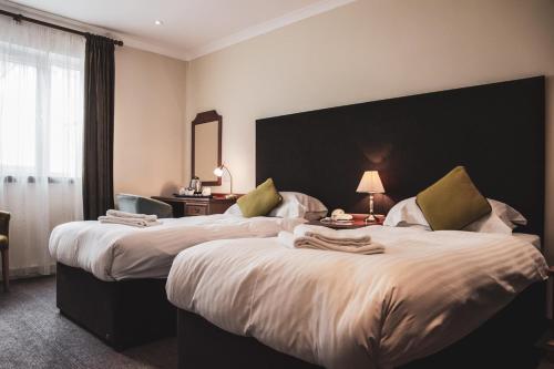 En eller flere senger på et rom på The Angus Hotel & Spa