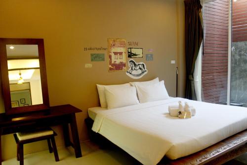 Postel nebo postele na pokoji v ubytování Feung Nakorn Balcony Rooms and Cafe