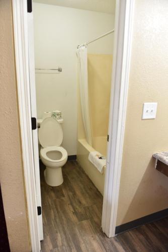 Knights Inn Merrillville tesisinde bir banyo