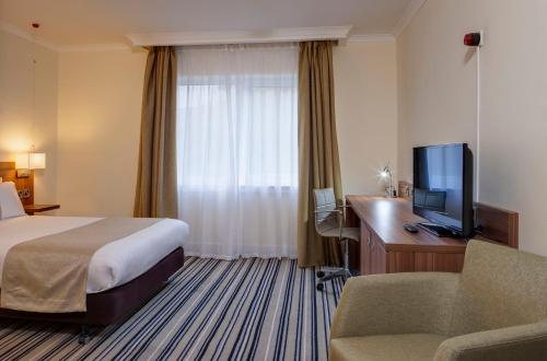 A television and/or entertainment centre at Holiday Inn Glasgow - East Kilbride, an IHG Hotel