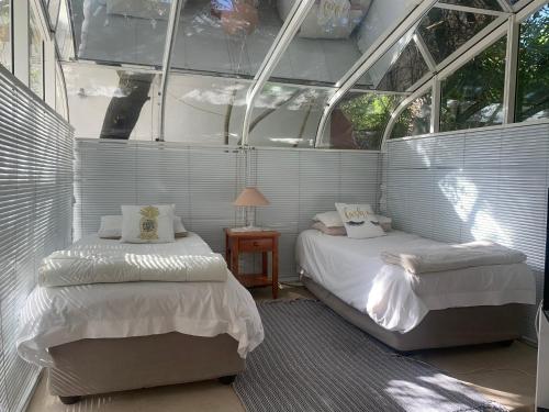 Ένα ή περισσότερα κρεβάτια σε δωμάτιο στο The Little Hideaway Guesthouse