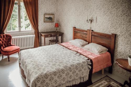 Un pat sau paturi într-o cameră la Neitsytniemen Kartanohotelli