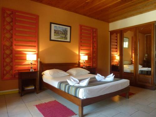 Un pat sau paturi într-o cameră la Hotel Des Neiges