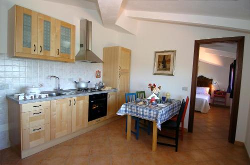 eine Küche mit einem Tisch und einem Tischtuch darauf in der Unterkunft Acero Appartamenti in Manciano
