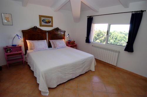 a bedroom with a bed and a window at Acero Appartamenti in Manciano