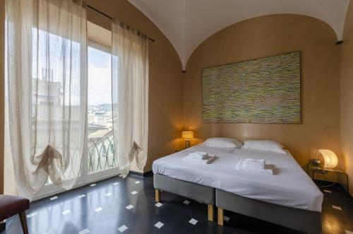 Un pat sau paturi într-o cameră la ALTIDO Exclusive Flat for 6 near Cathedral of Genoa