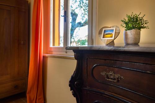 a mirror on top of a dresser next to a window at Villa Elisabetta in Trequanda