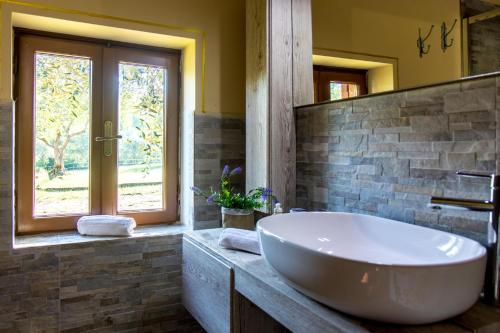 a large white tub in a bathroom with a window at Villa Elisabetta in Trequanda