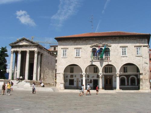 un gruppo di persone che camminano davanti a un edificio di Apartment Heart of Old Town a Pola (Pula)