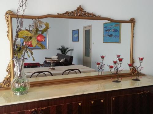 a mirror on top of a dresser in a room at Appartamento Raggio Di Sole in Acireale