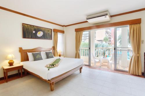 Voodi või voodid majutusasutuse Palmyra Patong Resort Phuket - SHA Extra Plus toas