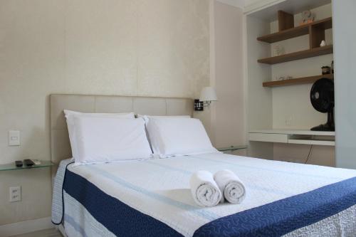 1 dormitorio con 1 cama con toallas en Porto do Sol Apartment, en Salvador
