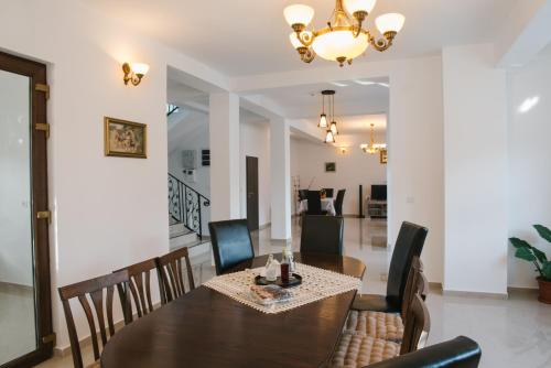 een eetkamer met een tafel en stoelen bij Casa Ilies in Galeş