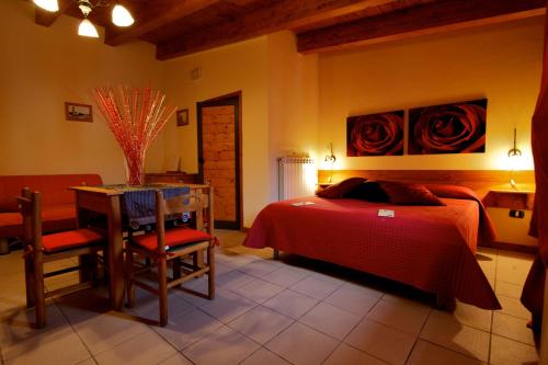 1 dormitorio con cama, escritorio y mesa en Valentino, en Valenzano
