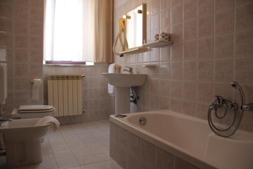 Koupelna v ubytování Demy Hotel