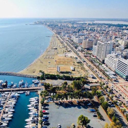 - une vue aérienne sur une plage avec des bateaux dans l'eau dans l'établissement Kareem flat, à Larnaka