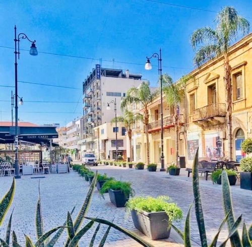 una strada in una città con edifici e piante di Kareem flat a Larnaka