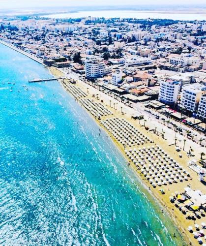 una vista aerea di una spiaggia con edifici e l'oceano di Kareem flat a Larnaka