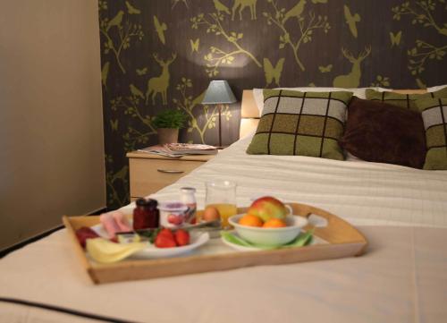 a tray of fruit on top of a bed at B&B Hippo-Droom in Hoeilaart