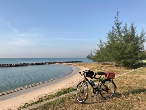 uma bicicleta estacionada ao lado de uma praia em Sealife Private Beach Villa em Ban Nong Si Tong
