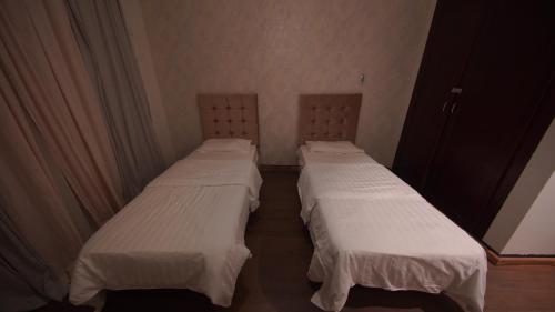 Ένα ή περισσότερα κρεβάτια σε δωμάτιο στο marina two apartment 201 with direct sea view