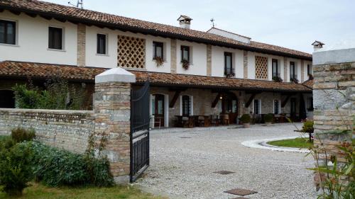 duży budynek z bramą przed nim w obiekcie Agriturismo Mulino Delle Tolle w mieście Bagnário Arsa