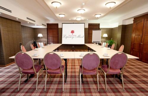 a conference room with a large table and chairs at Hotel Lipowy Most in Supraśl