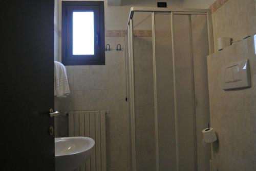 y baño con ducha y lavamanos. en Arlecchino, en Castel San Pietro Terme