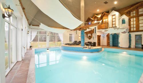 a swimming pool in a house with a swimming pool at Hotel Lipowy Most in Supraśl