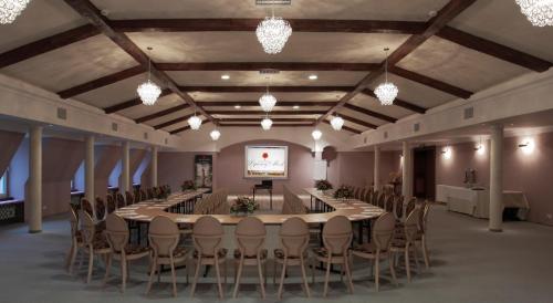 a large room with a long table and chairs at Hotel Lipowy Most in Supraśl