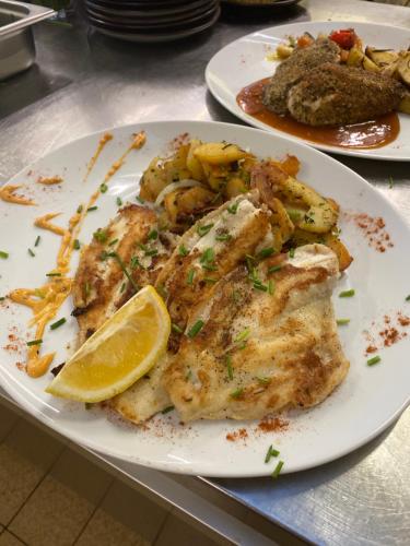 Makanan di atau berdekatan hotel