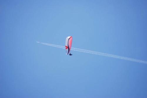 an arrow with a red ribbon on a blue background at Monte Grappa Guest House in Romano D'Ezzelino