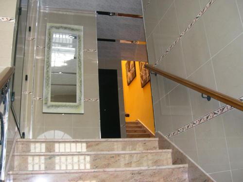 トメリョソにあるApartamentos Turisticos de Hospedaje Don Diegoの鏡付きの家の階段