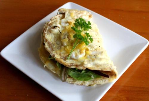 un sándwich en un plato blanco en una mesa en Narain's Homestay, en Kāshīpur