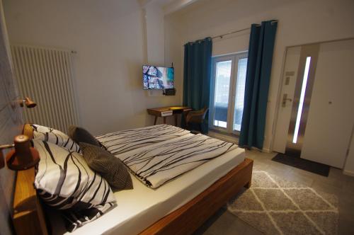 1 dormitorio con cama y ventana grande en CityMotel Ziegenhain en Schwalmstadt