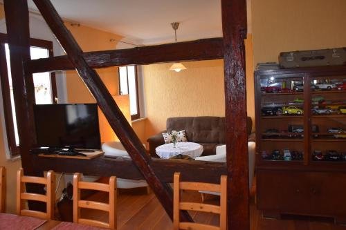 ein Wohnzimmer mit Couch und Fernseher in der Unterkunft Ferienwohnung Kleinmockritz in Döbeln