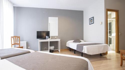 Cama o camas de una habitación en Hotel Isabel de Segura