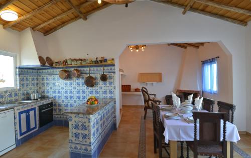 a kitchen and dining room with blue and white tiles at Quinta da Fonte em Moncarapacho in Moncarapacho