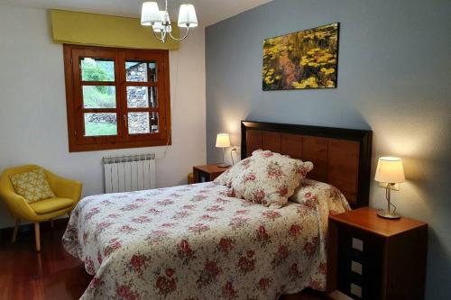 貝納斯克的住宿－Terraza de Laball，卧室配有床、椅子和窗户。