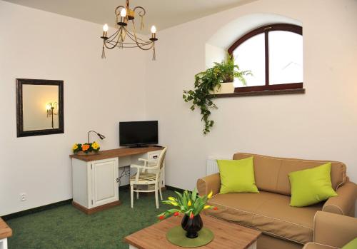 TV a/nebo společenská místnost v ubytování Hotel Sandro Silver & Spichlerz Antoniny
