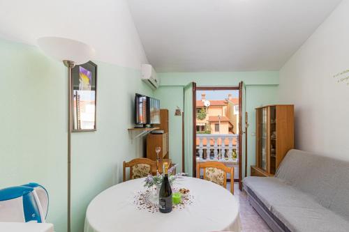 Apartment Buic في بولا: غرفة معيشة مع طاولة بيضاء وأريكة