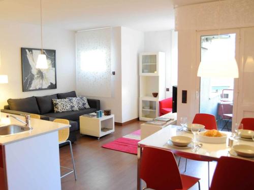 バルセロナにあるYour Home in Barcelona Apartmentsのリビングルーム(ソファ、テーブル付)