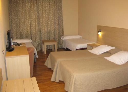  Hotel Panorama -  Room  picture :   Minibar    Shower    Bath                           